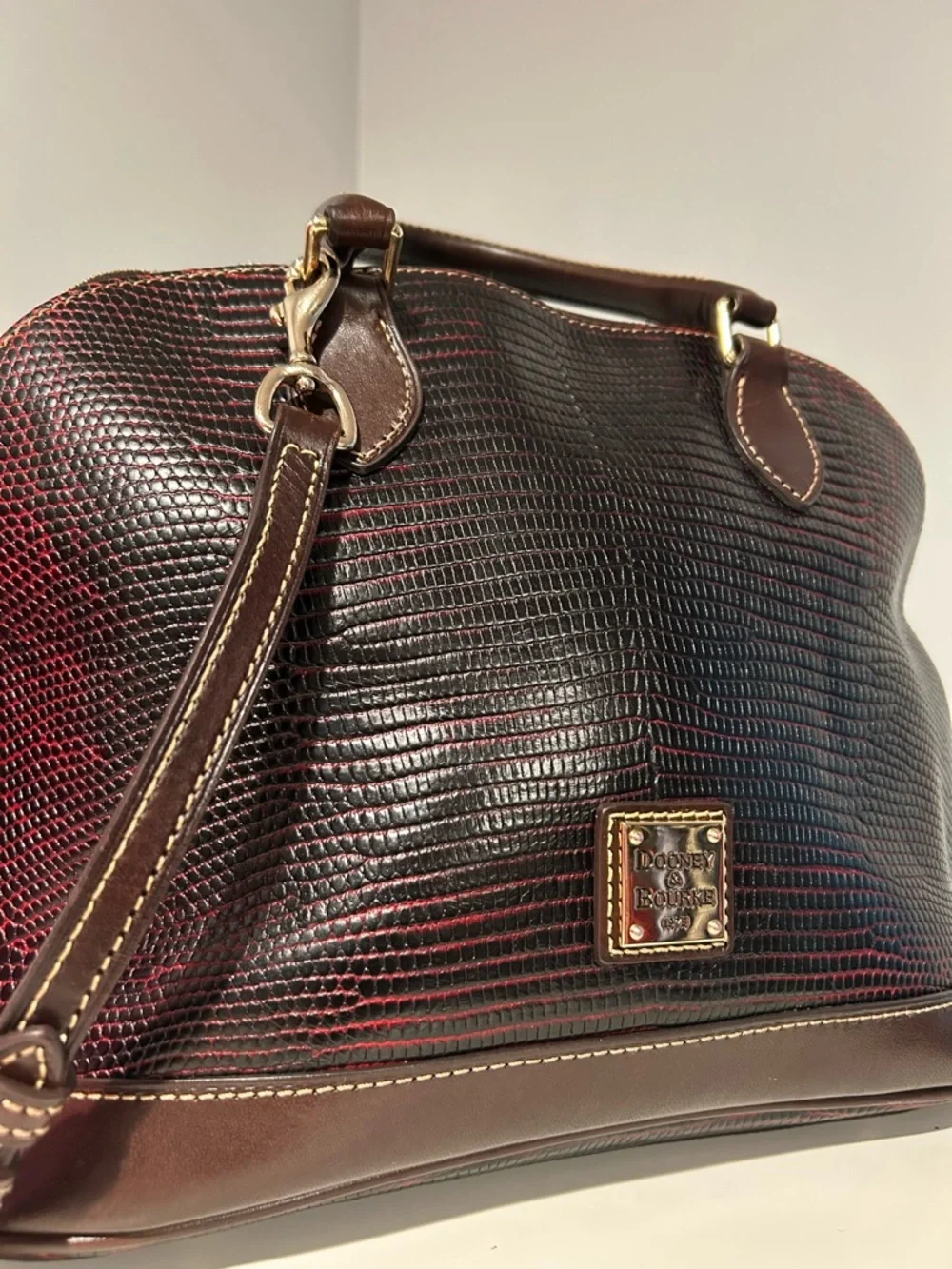 Dooney & Bourke Embossed Lizard Zip Zip Satchel Black EUC - Picture 4 of 10